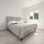 In With Heated Swimming Pool Апартаменты