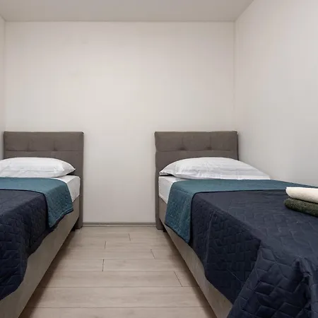 Cozy In With Heated Swimming Pool Daire *